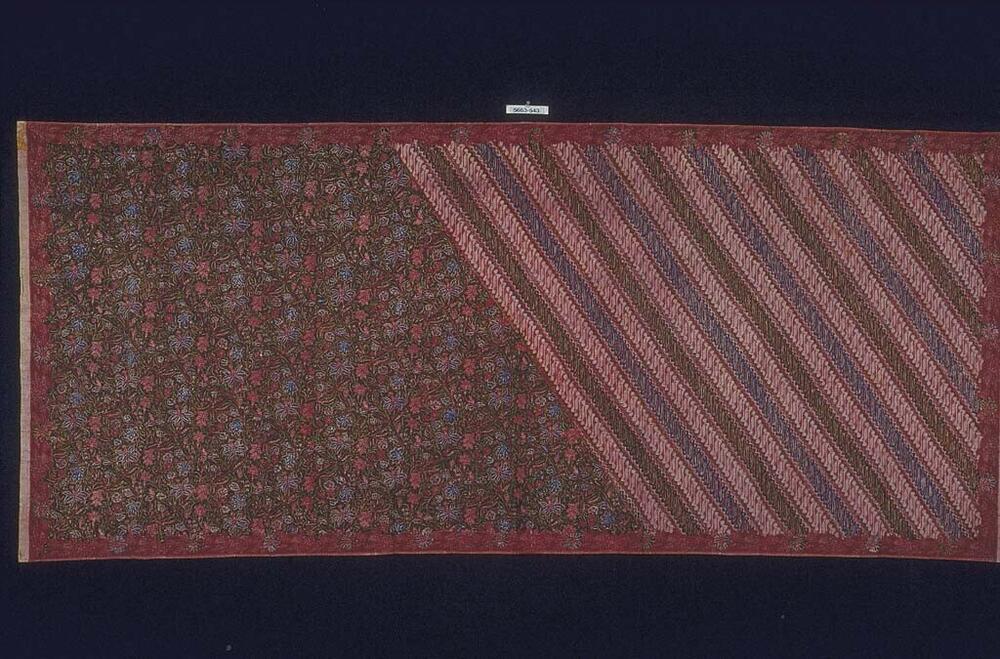 Wikkelrok met verschillende helften, één met diagonale banen, de andere met florale motieven