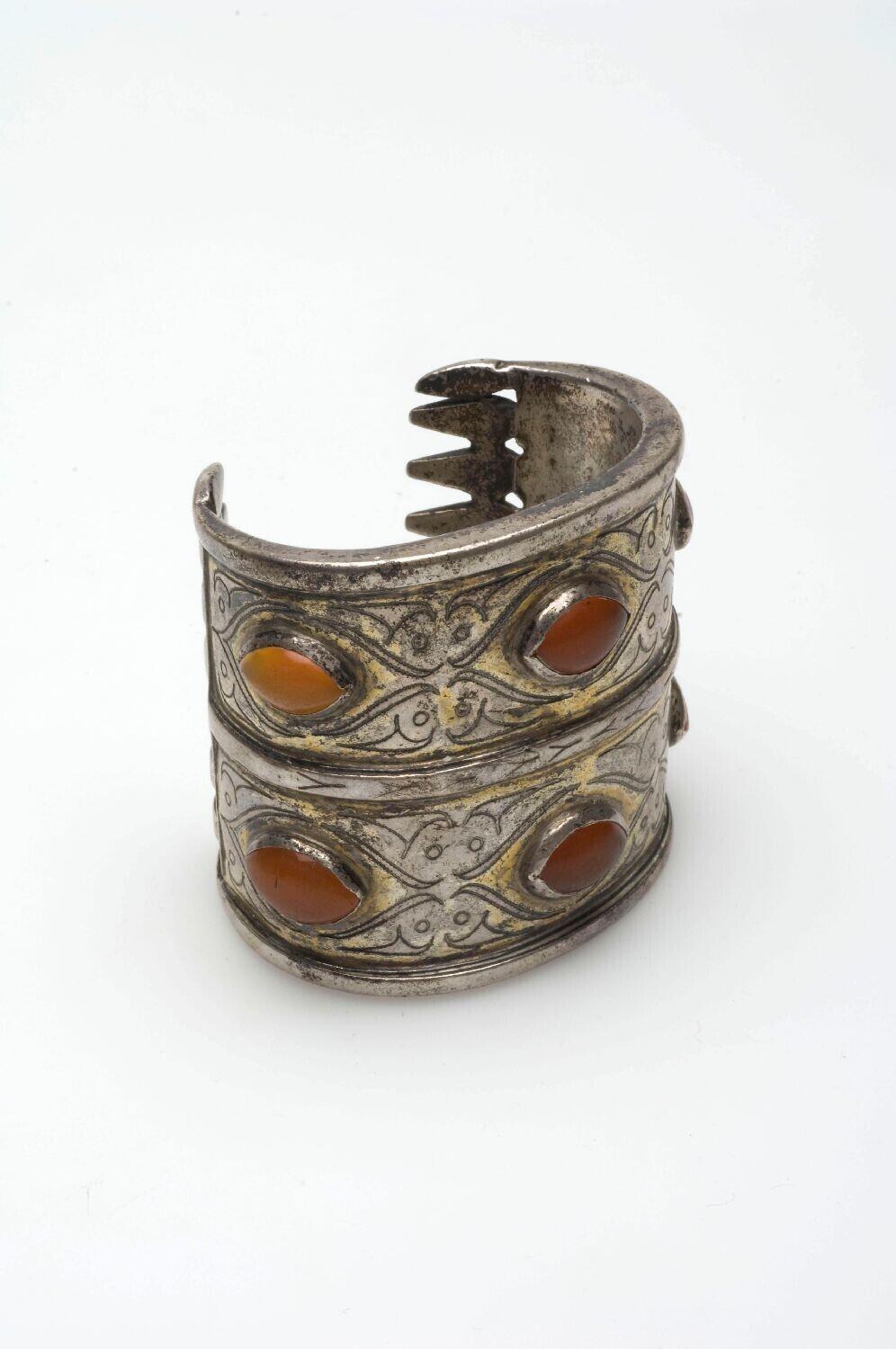 Zilveren armband met goud en carneool versierd