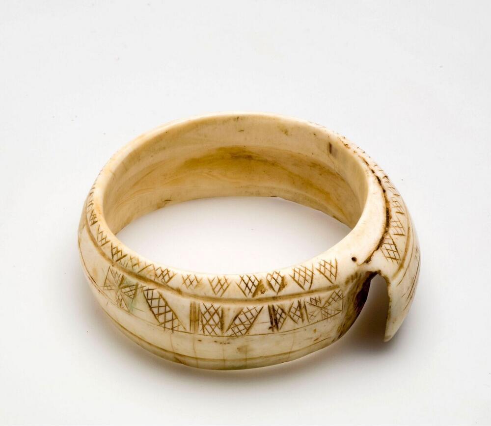 Armband van conusschelp versierd met ruitvormige ornamenten