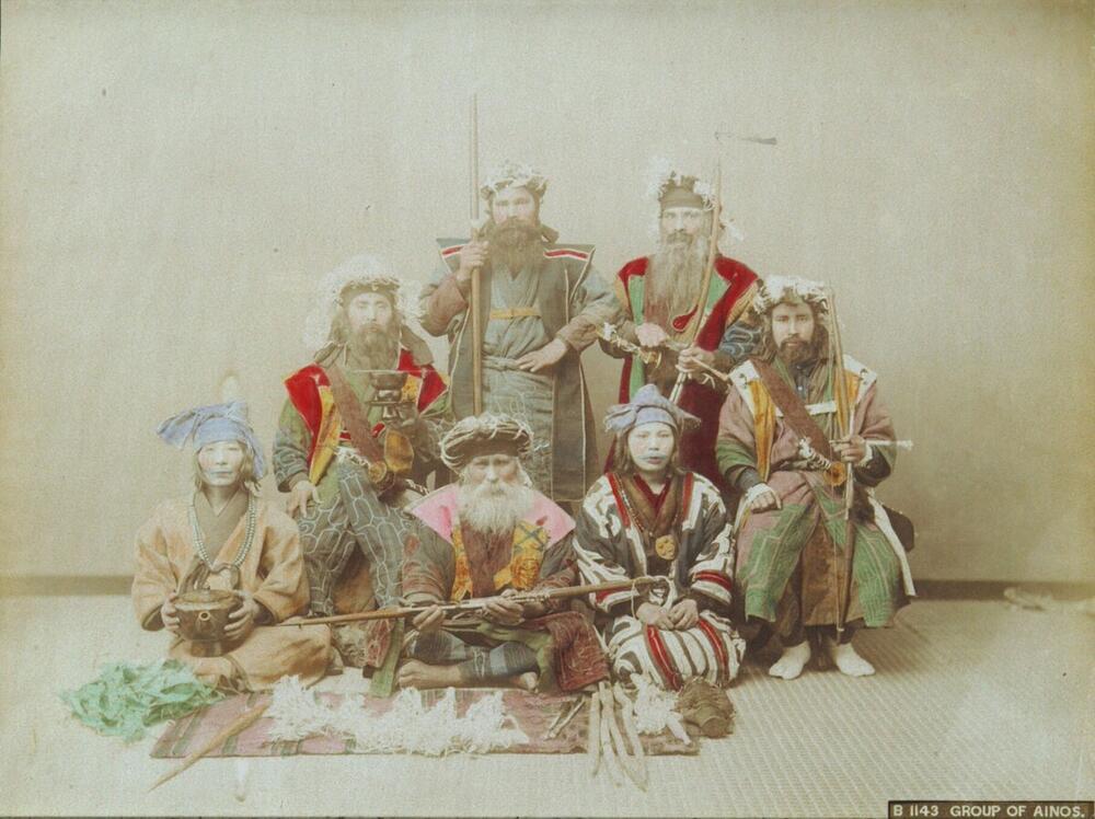 Ingekleurd portret van een groep Ainos mannen en vrouwen