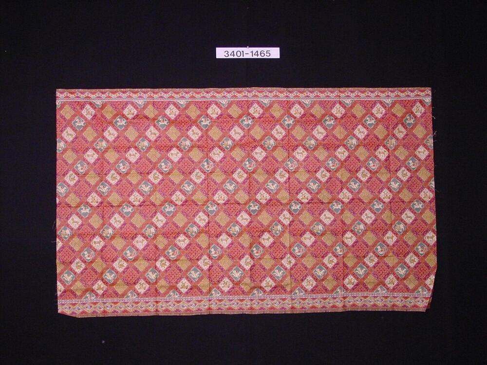 Doek van imitatie batik, met dierfiguren in ruiten