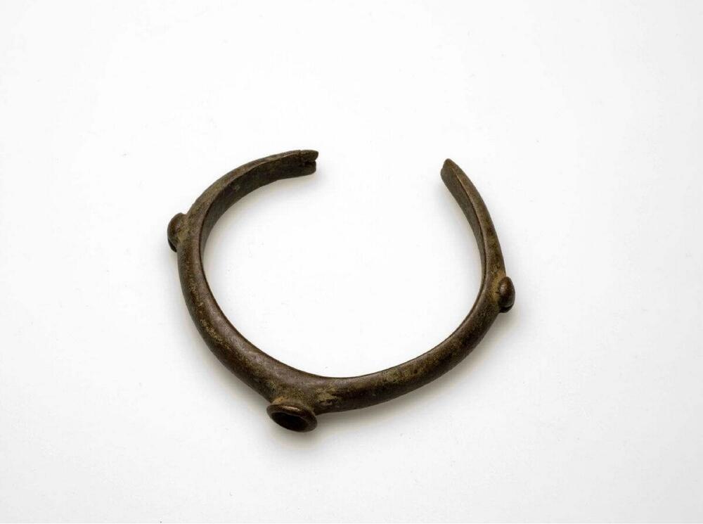 Koperen armband met grisgris gedragen als bescherming tegen ziekte en onheil