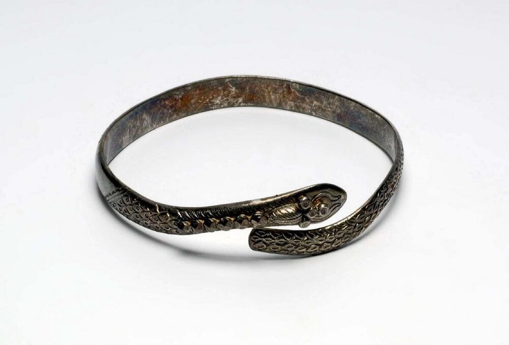 Zilveren armband in vom van een slang, versierd met drijfwerk