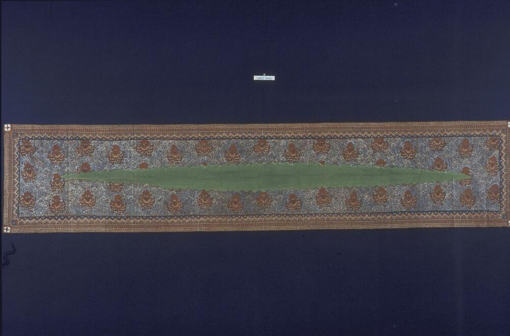 Katoenen borstdoek met middenruit en motieven die refereren aan de Javaanse wereldorde