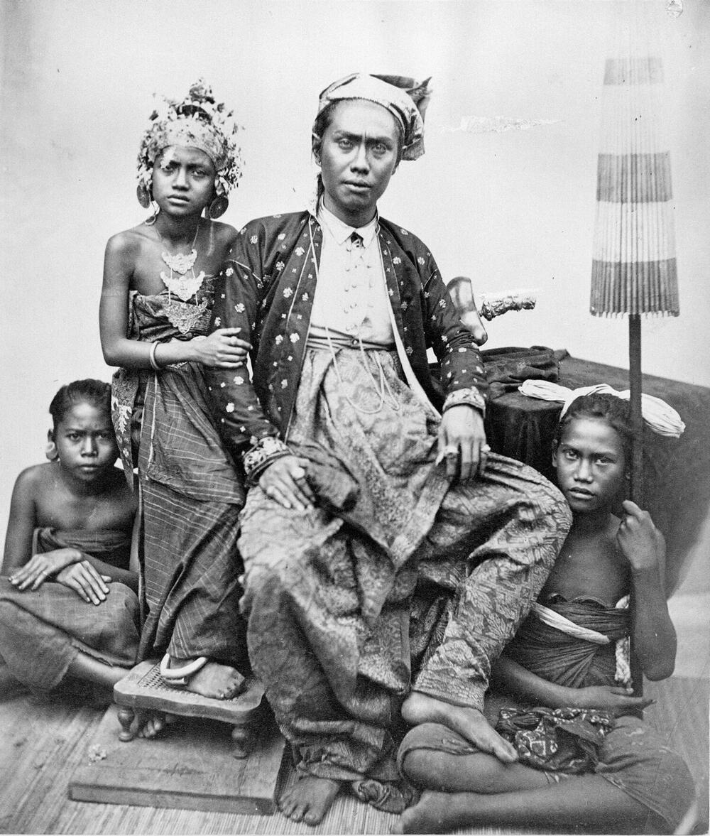 Goesti Ngoera K'toet Djilantik, vorst van Buleleng, Bali, met zijn dochter.