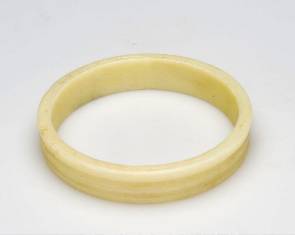 Plastic armband gedragen door vrouwen