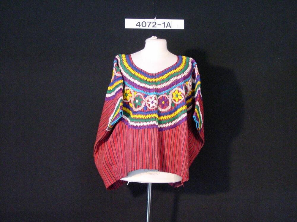 Katoenen blouse met borduurwerk, onderdeel van een vrouwenkostuum