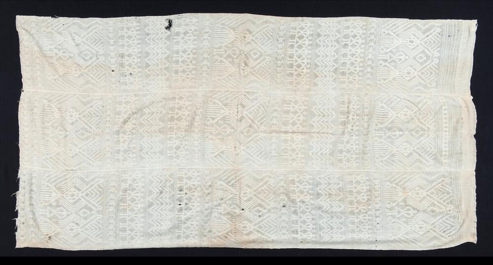 Head and shoulder covering (huipil de tapar)
