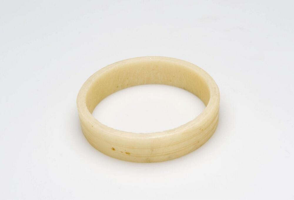 Plastic armband gedragen door vrouwen
