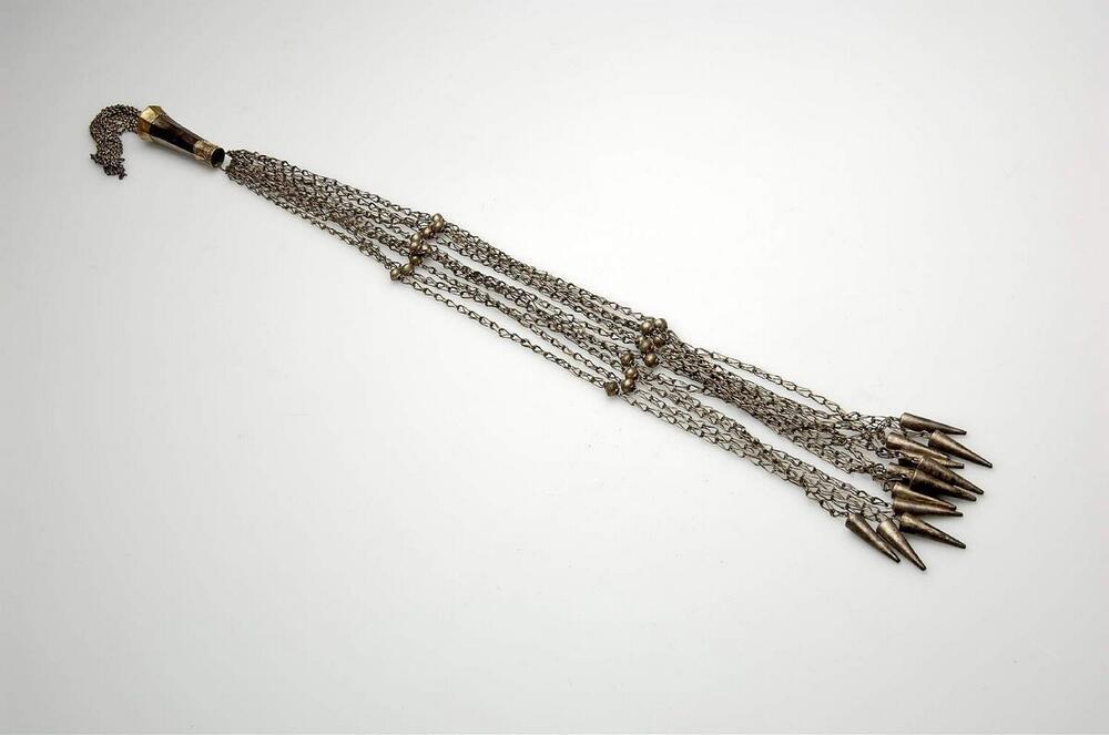 Haarsieraad in de vorm van een ketting, wordt in het haar gevlochten