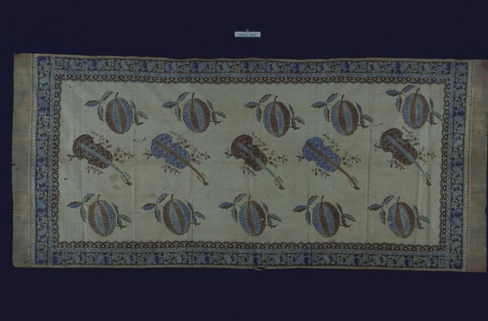 Katoenen schouderdoek met afwisselend rijen van vijf vruchten en violen