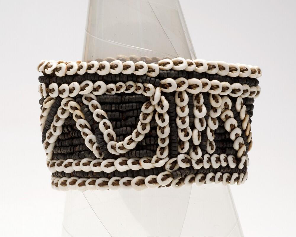 Armband van touw gevlochten en versierd met nassaschelpjes en kralen