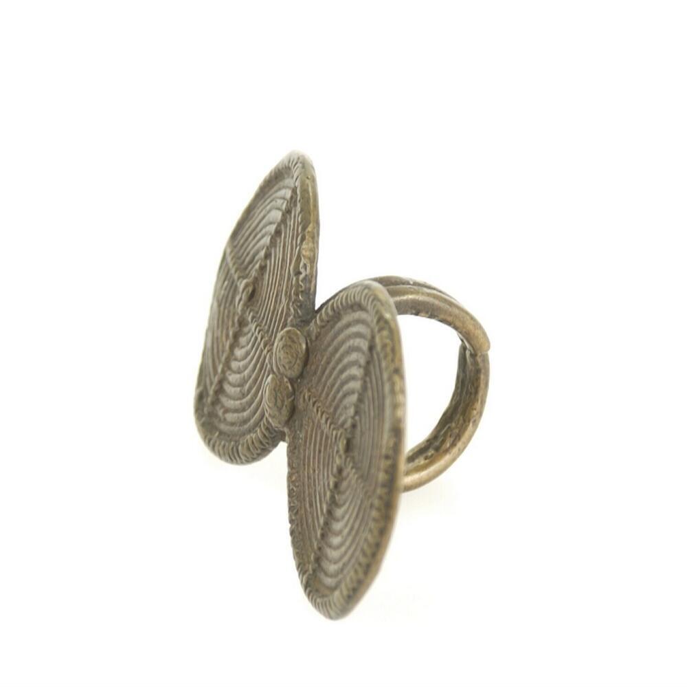Koperen ring met twee platte schijfjes van getordeerde draden