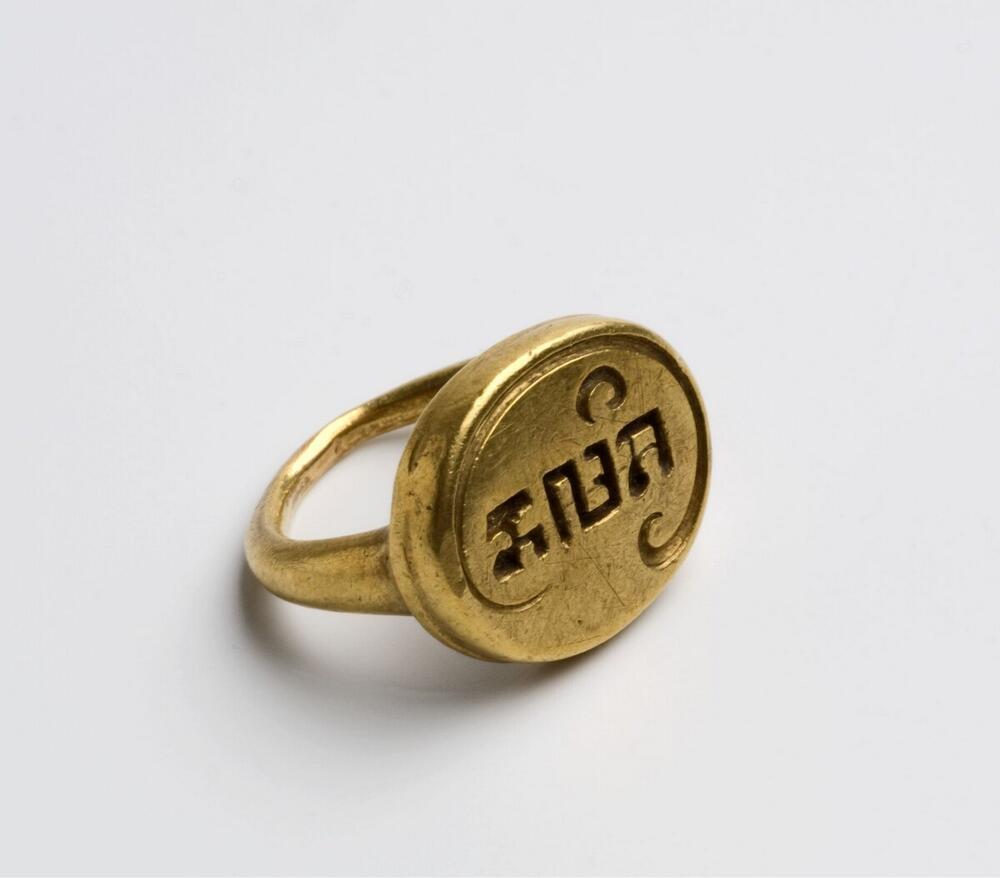Gouden ring met ovale zegelplaat met lettertekens
