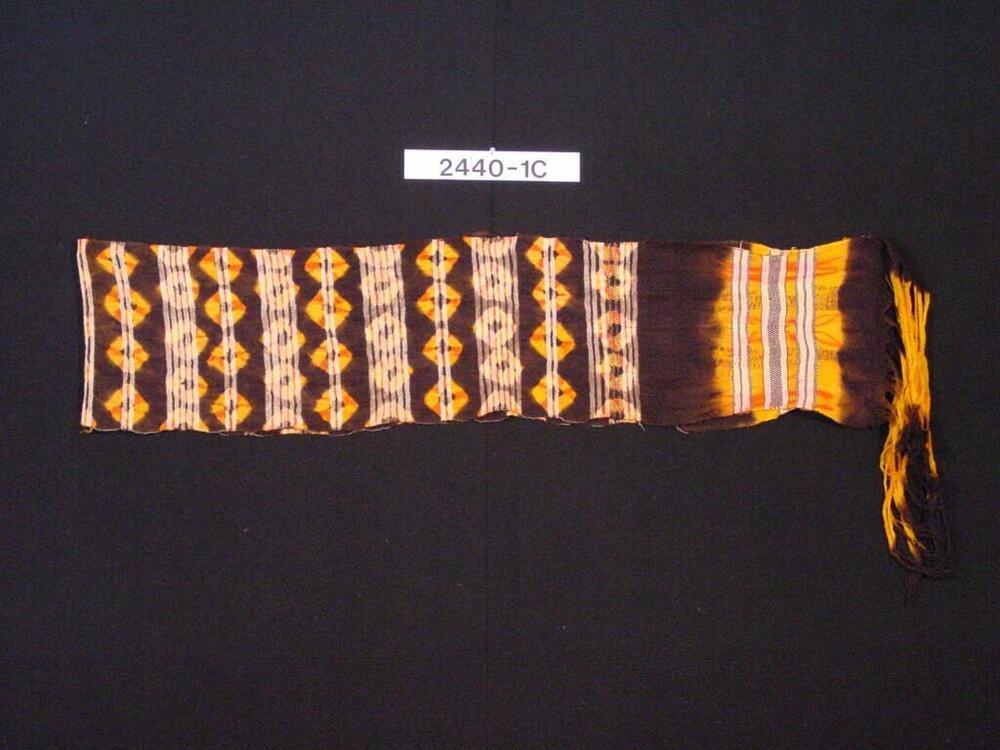 Wollen vrouwengordel met tiedye-techniek versiering