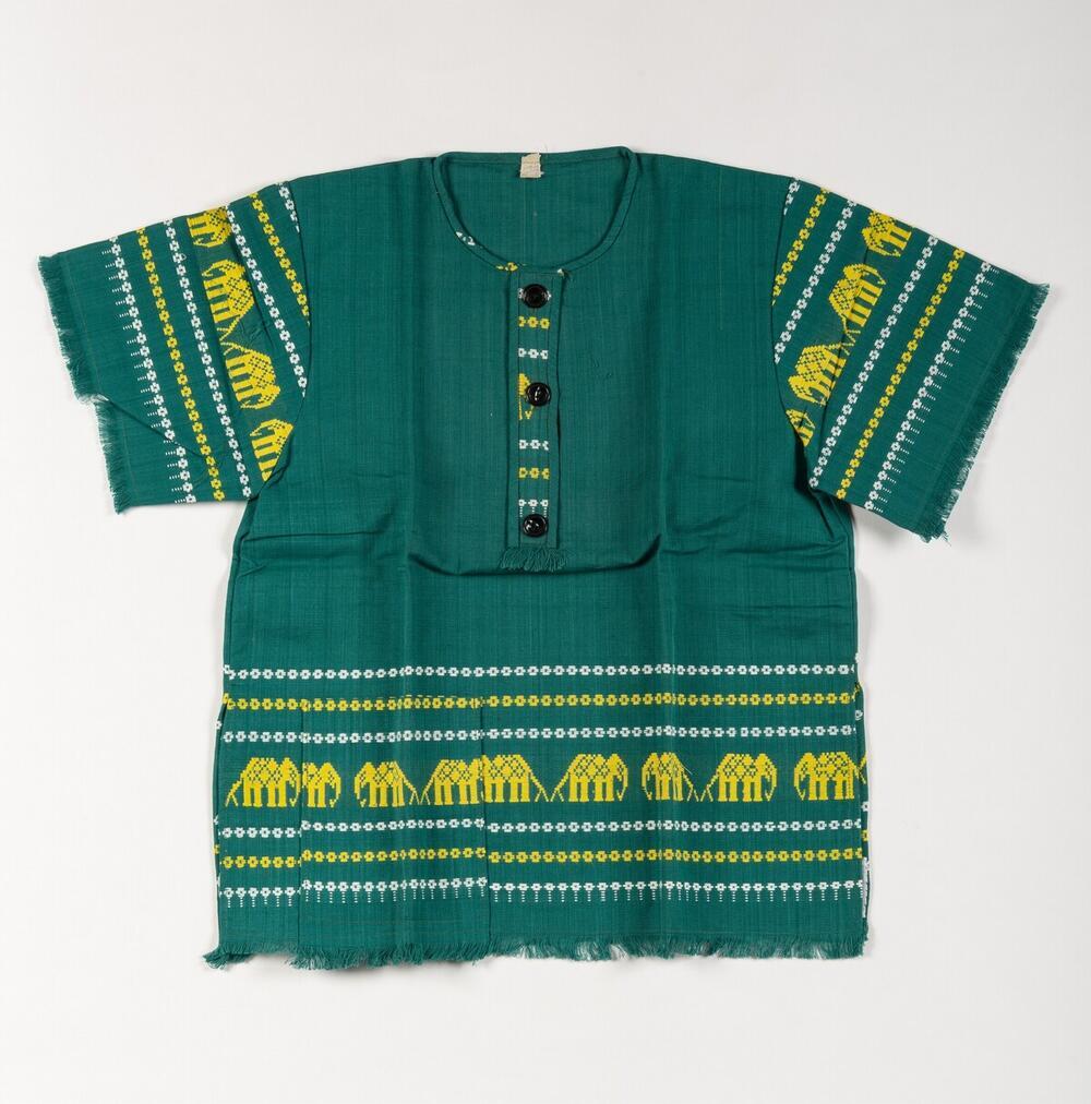 Een katoenen blouse die in het gebied rond Chieng-Mai wordt gedragen.