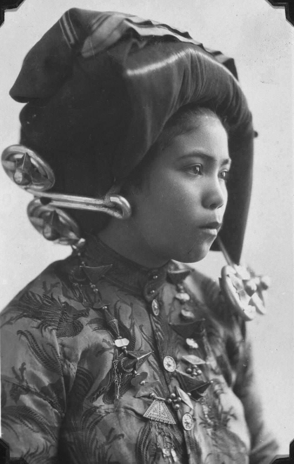 Portret van een jonge Karo Batak vrouw