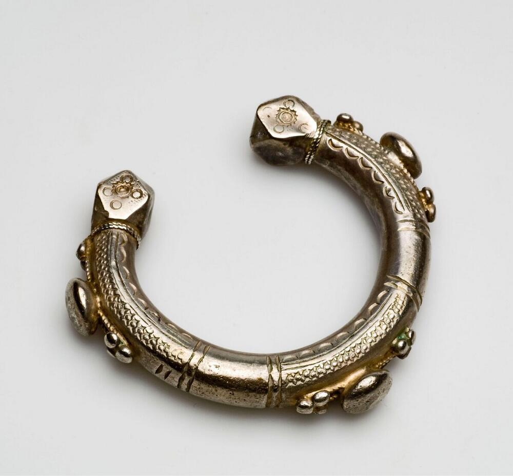 Zilveren armband versierd met knoppen