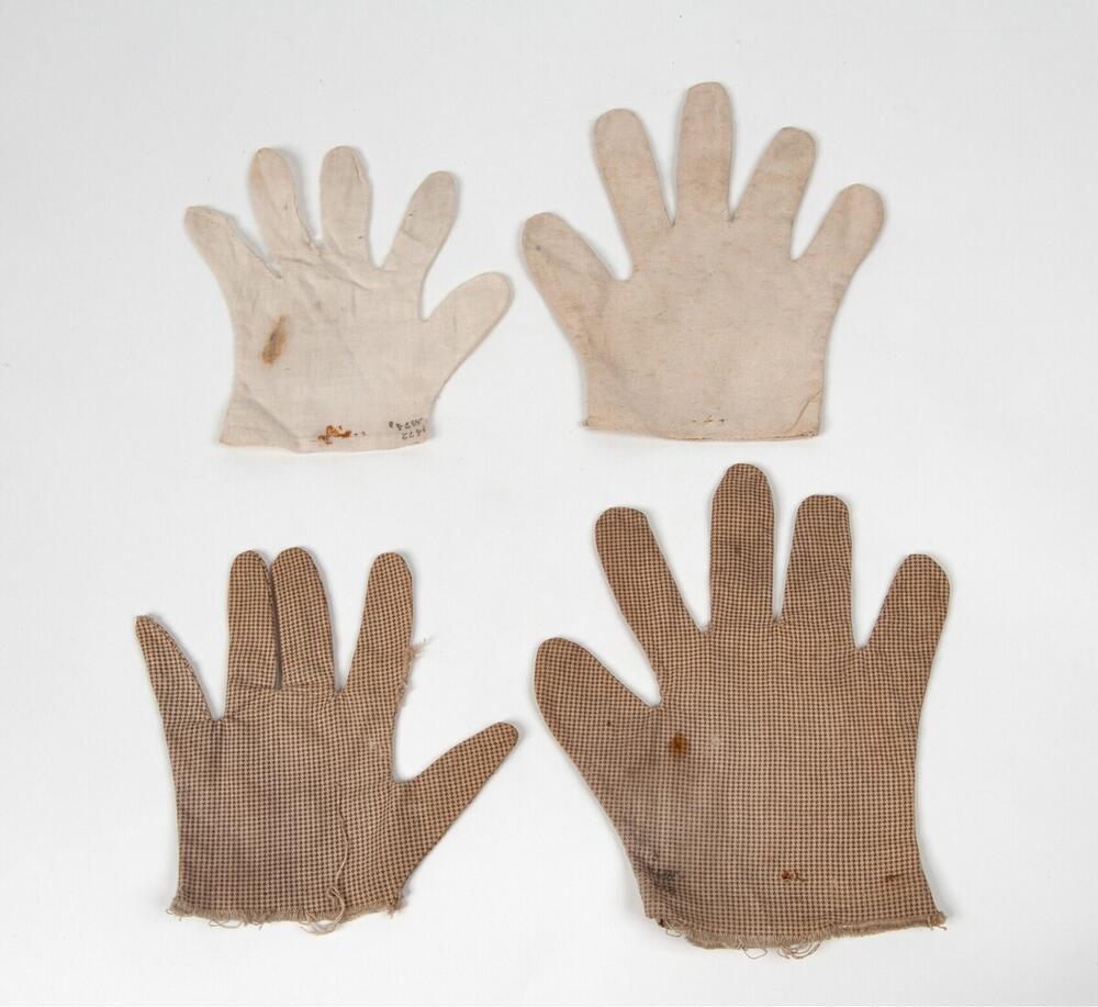 Twee paar handschoenen