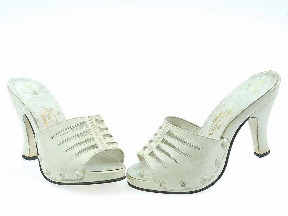 Een paar witte schoenen met hoge hak als onderdeel van een vrouwenkostuum