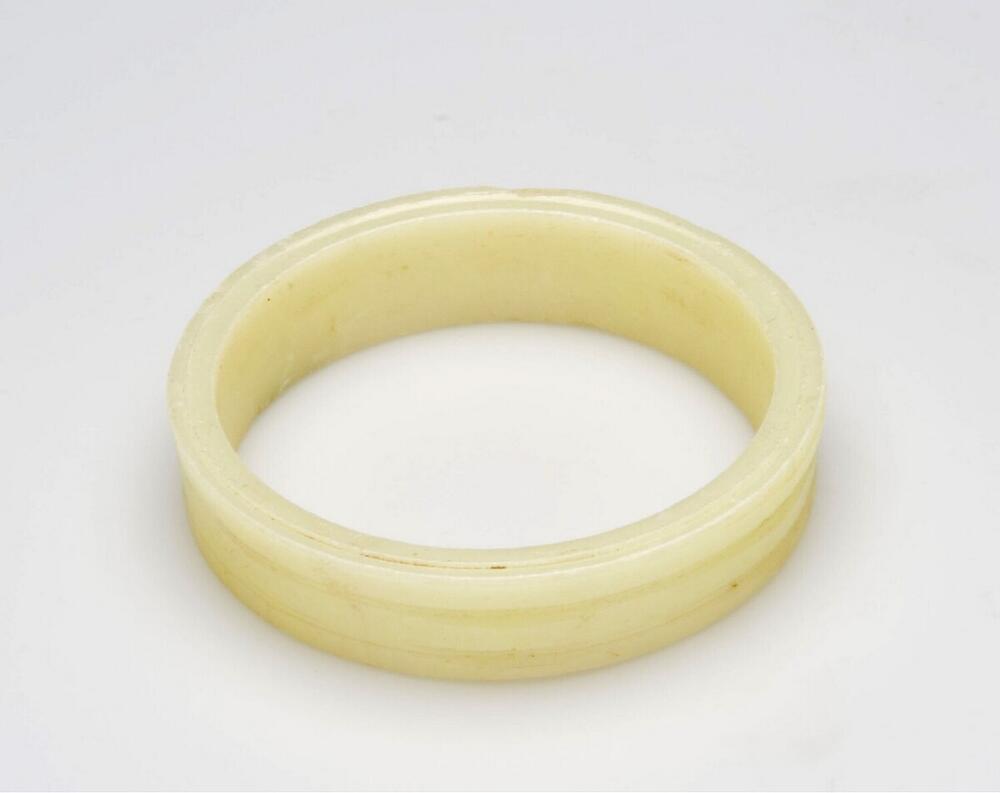 Plastic armband gedragen door vrouwen