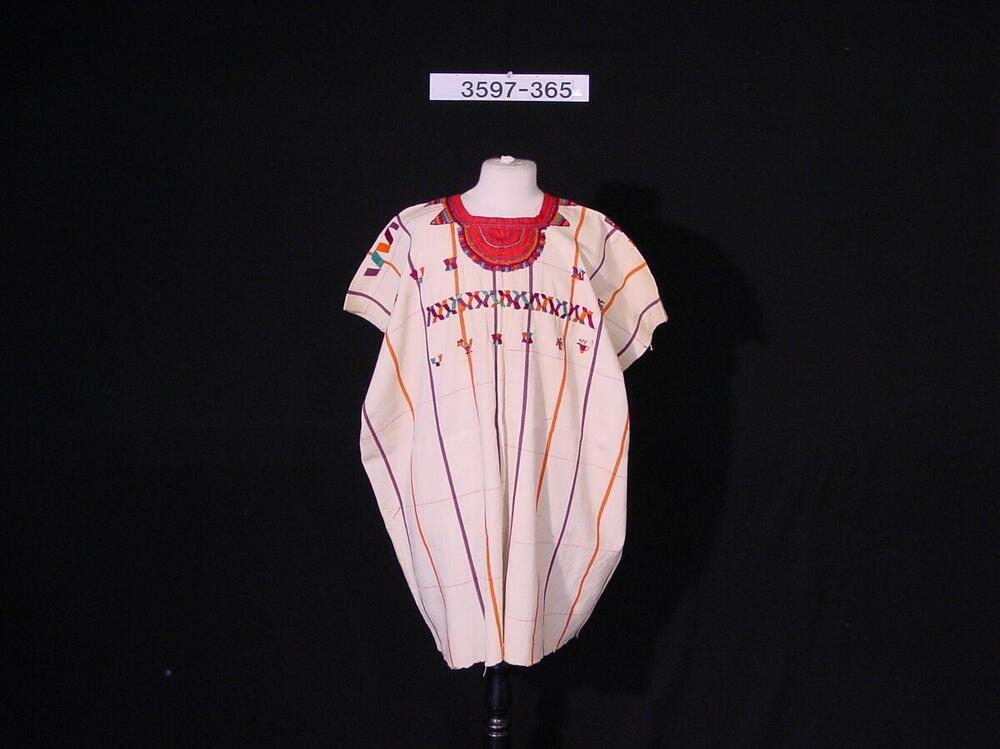 Wit katoenen blouse met kleurig borduurwerk langs de hals