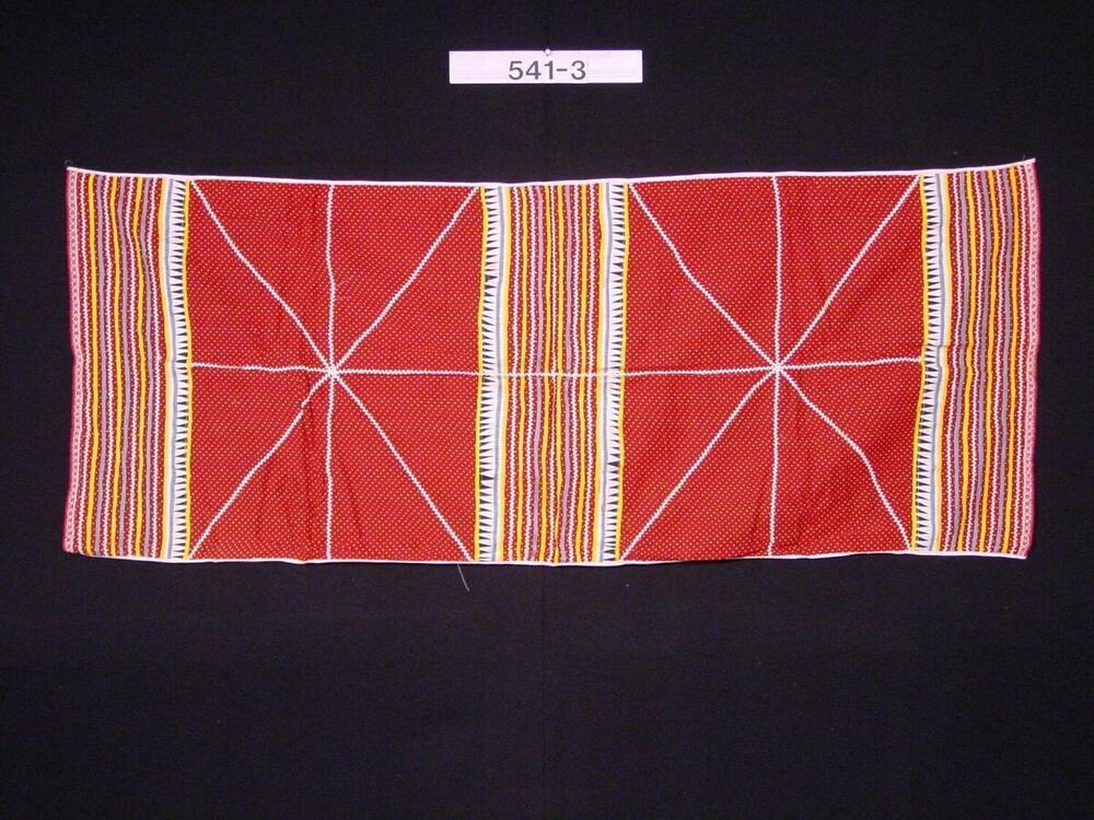 Hoofddoek van katoen met opgenaaide versieringen