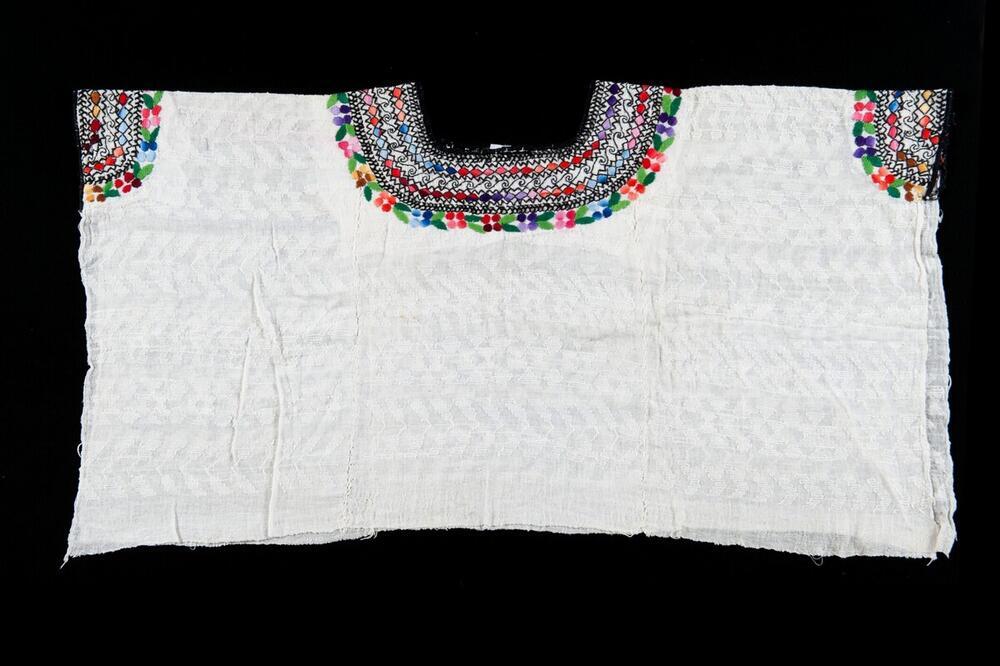 Witte huipil met versierde kraag en mouwen