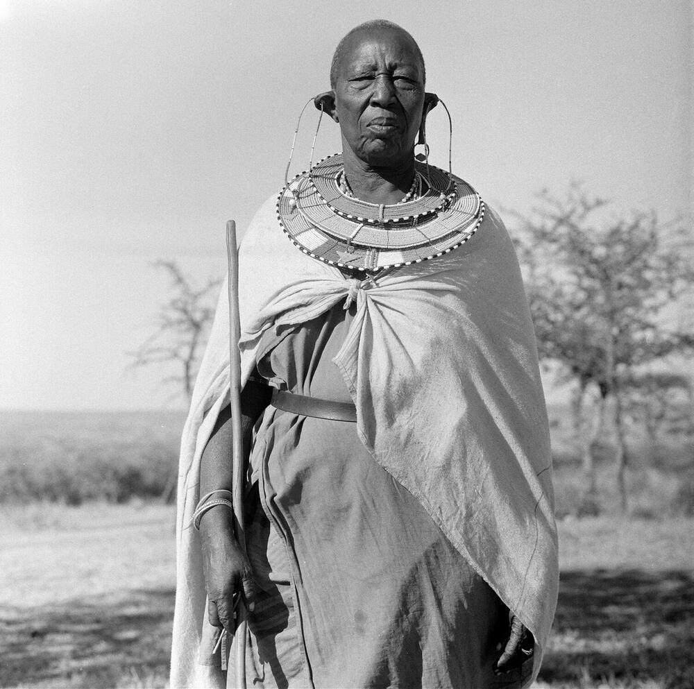 Portret van een oudere Masai vrouw bij Kajiado