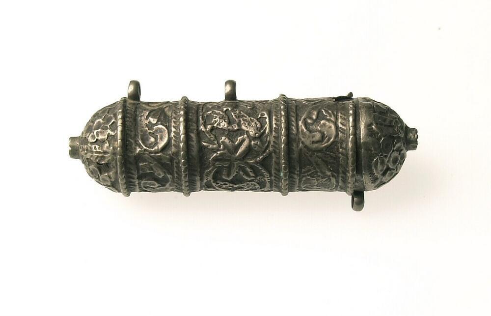 Amuletdoos van zilverlegering, met bijbehorend deksel
