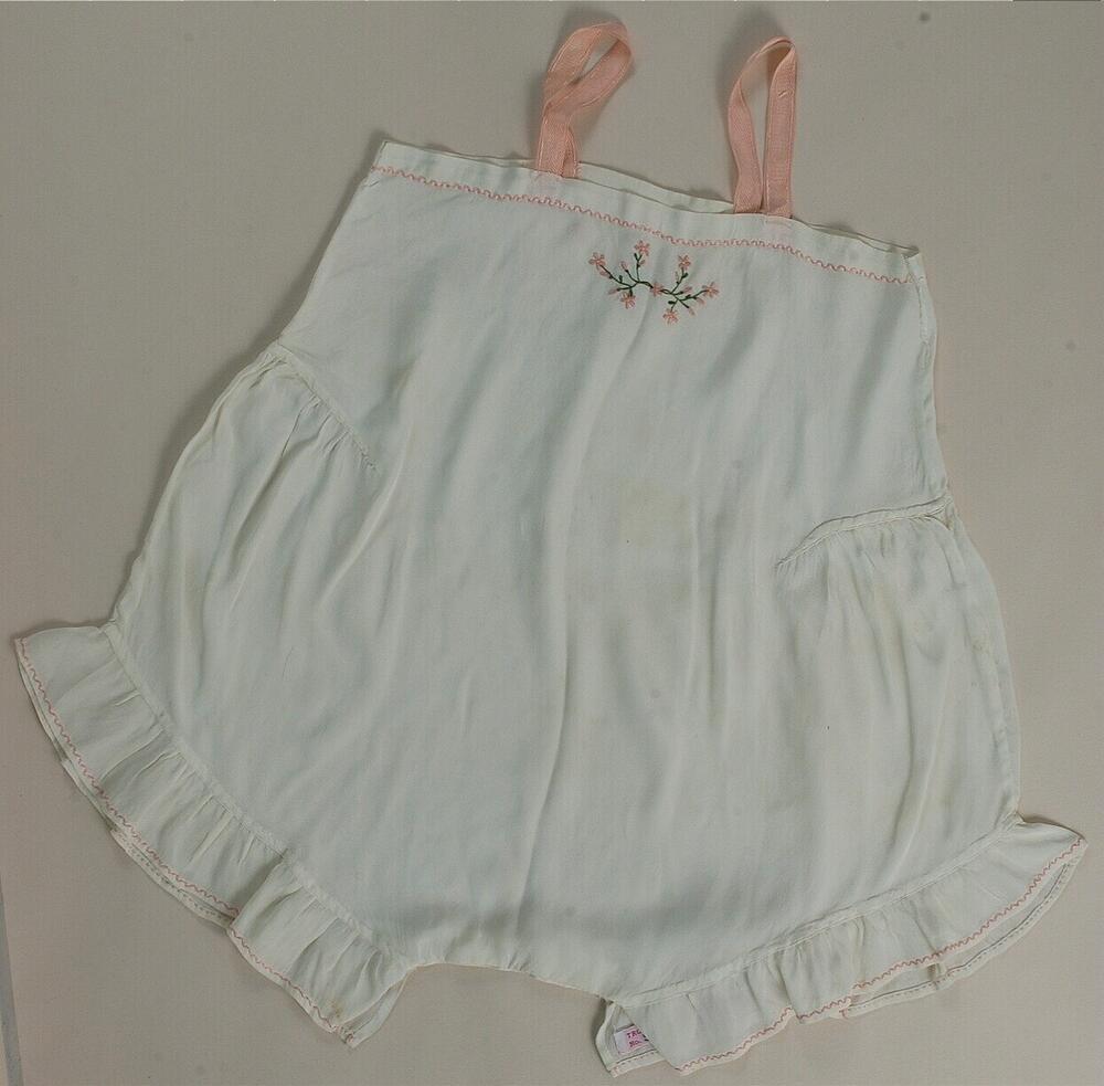 Witte babykleding met borduurwerk