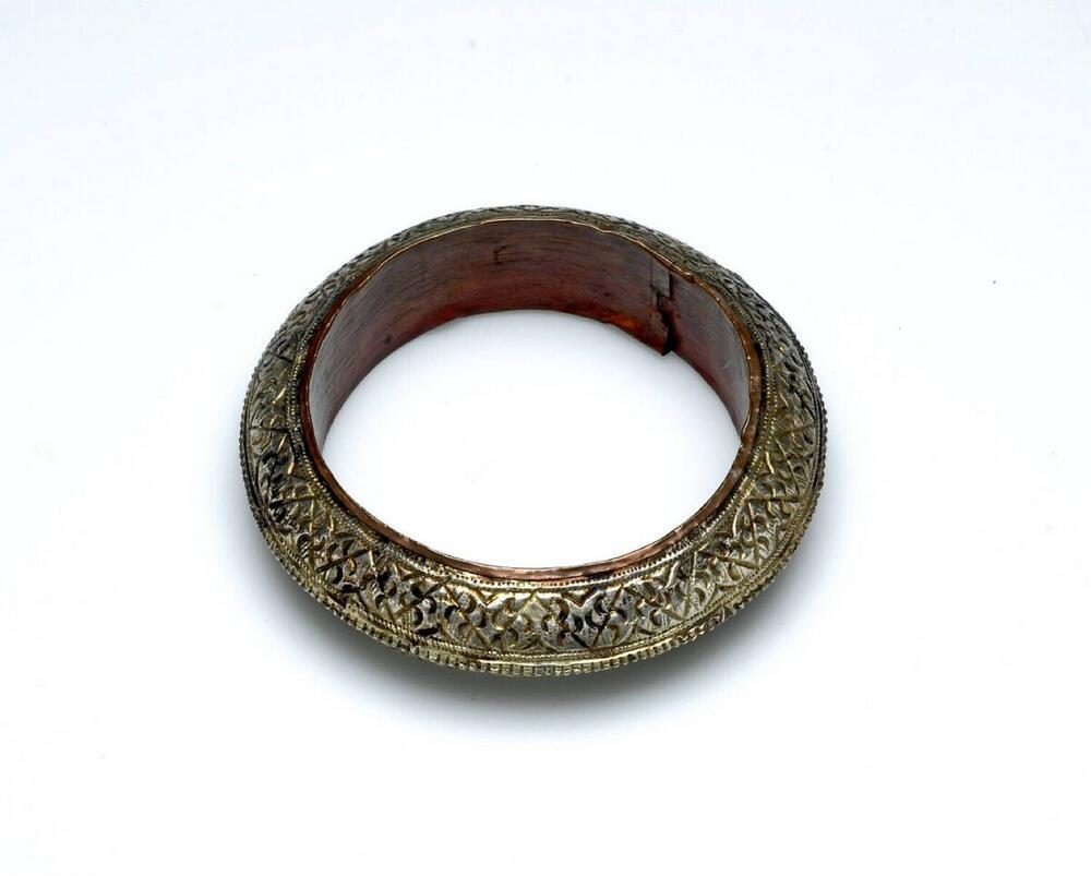 Armband van geciseleerd zilveren, gevuld met hars, versierd met toempalmotief