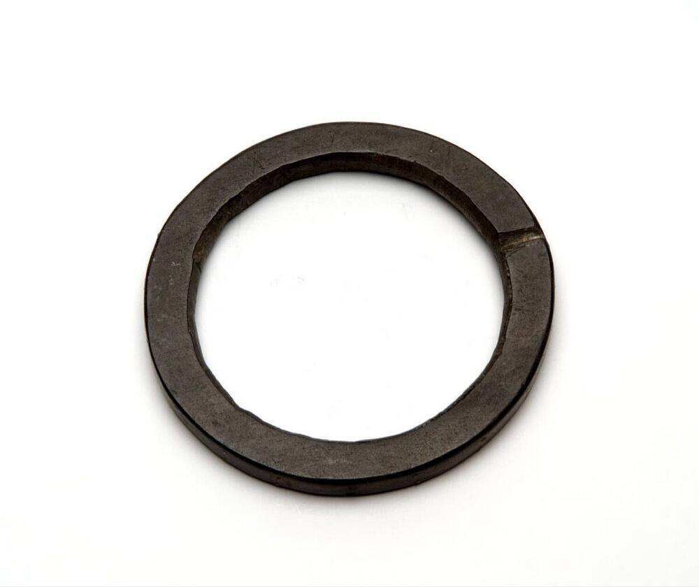 Armband van karbouwenhoorn, versierd met twee rijen ingeslagen spijkers