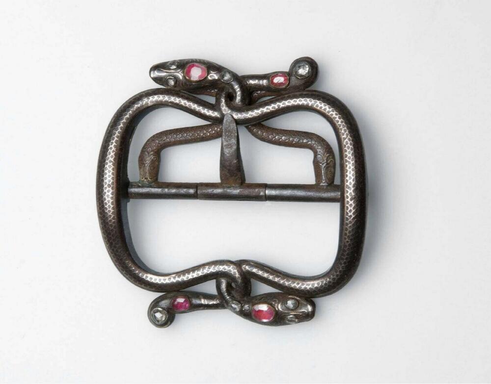 Metal clasp with snake decoration