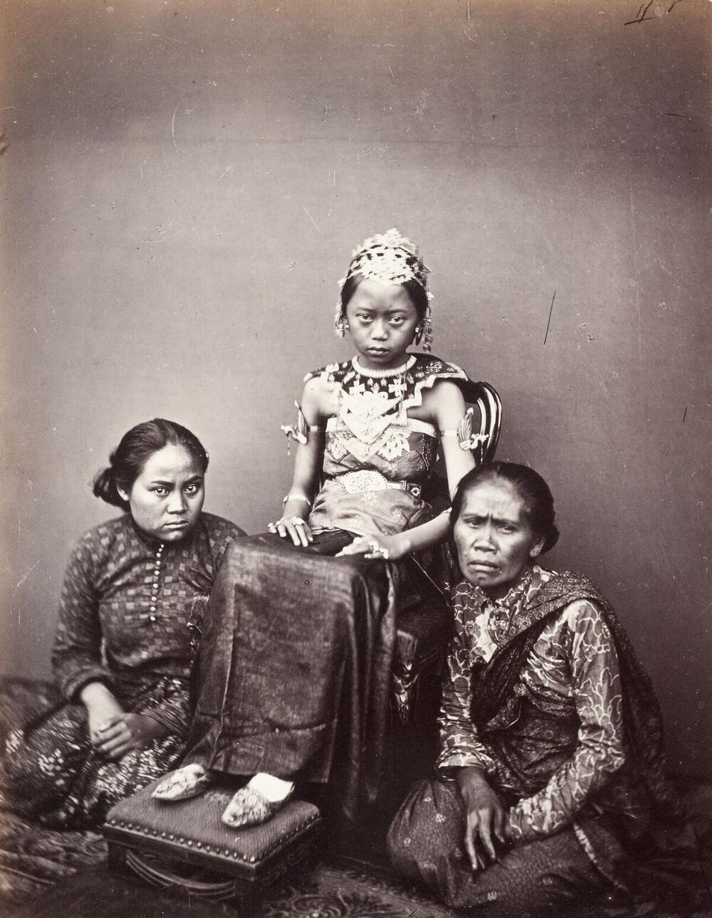 Dochter van de Regent van Bandoeng met twee hofdames.