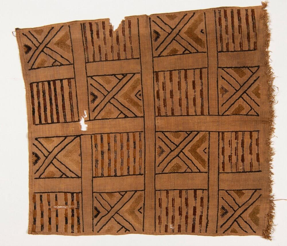 Raffia weefsel, geborduurd met geometrische motieven