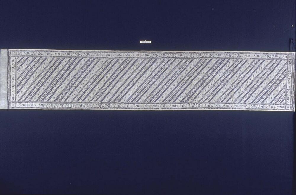 Schouderdoek met diverse motieven in smalle diagonale banen