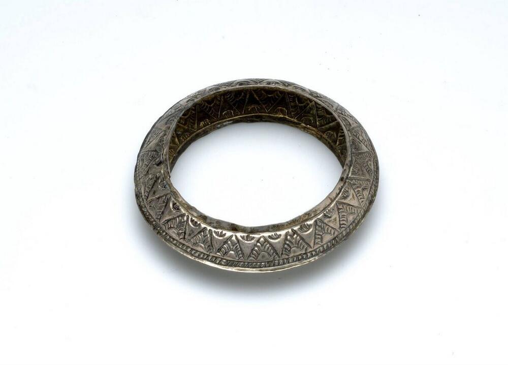 Armband van geciseleerd zilver, versierd met toempalmotief