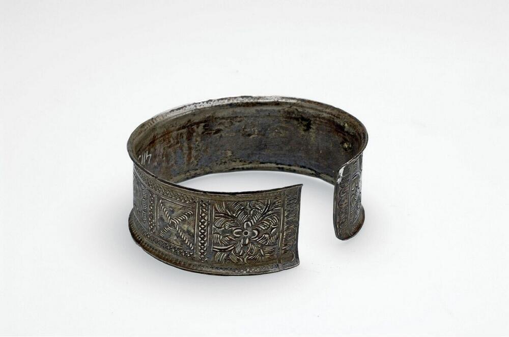 Zilveren platte armband met versiering in reliëf