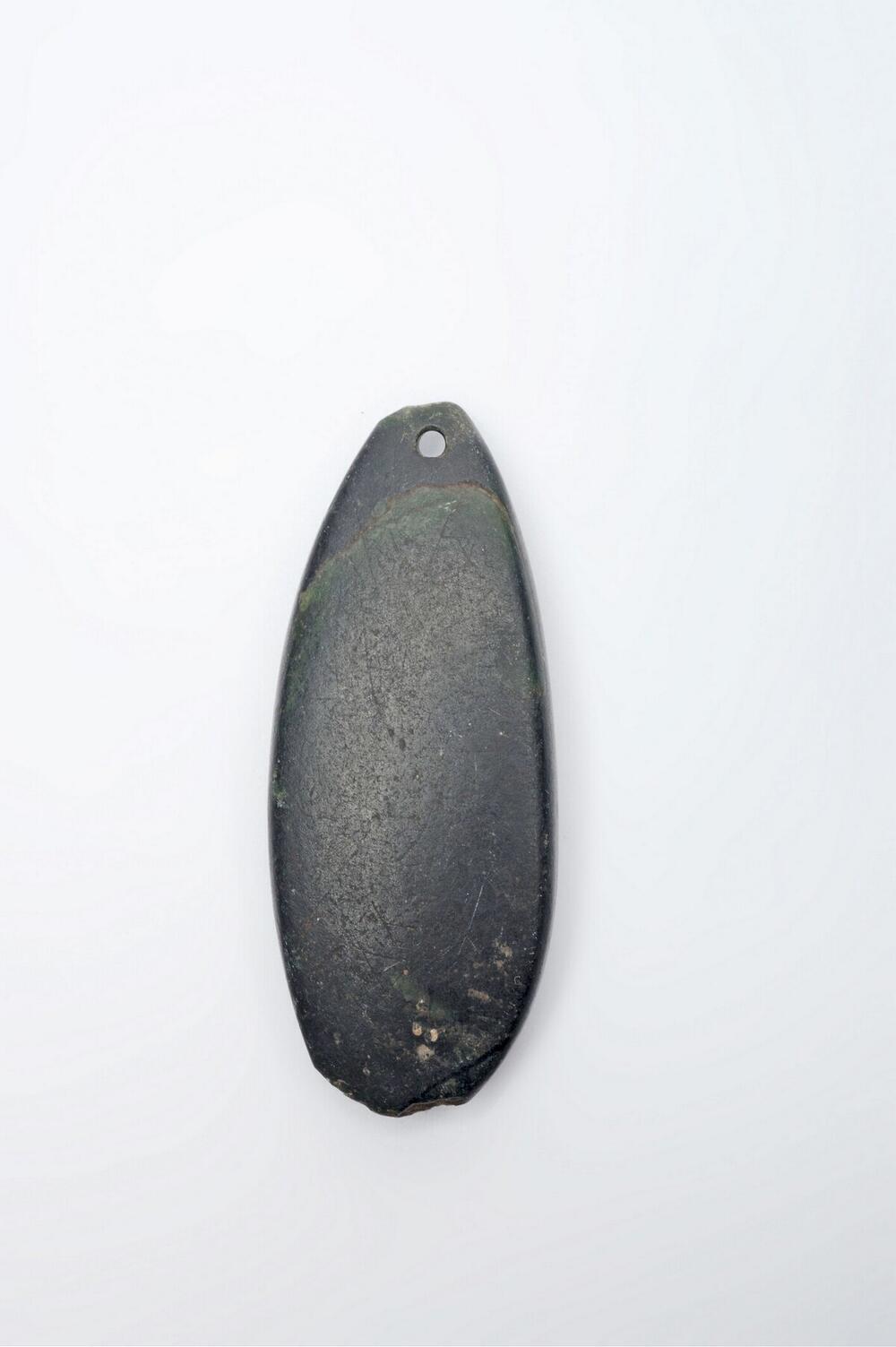 Ellipsvormige stenen hanger, gebruikt als amulet