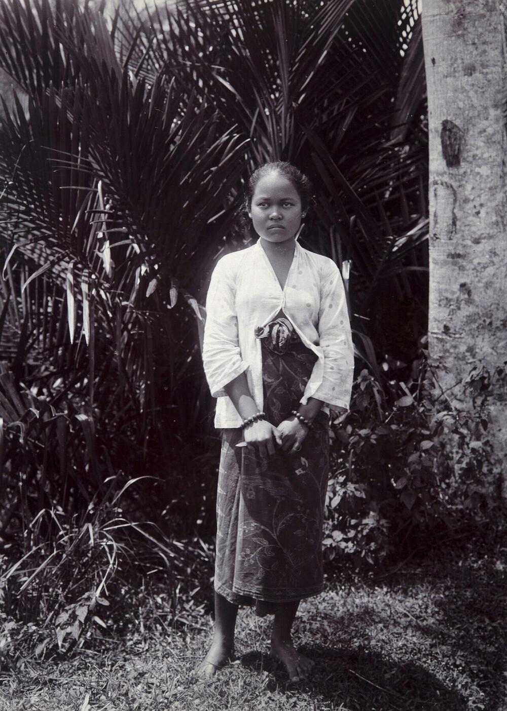 Portret van een jonge Soendanese vrouw, Java.