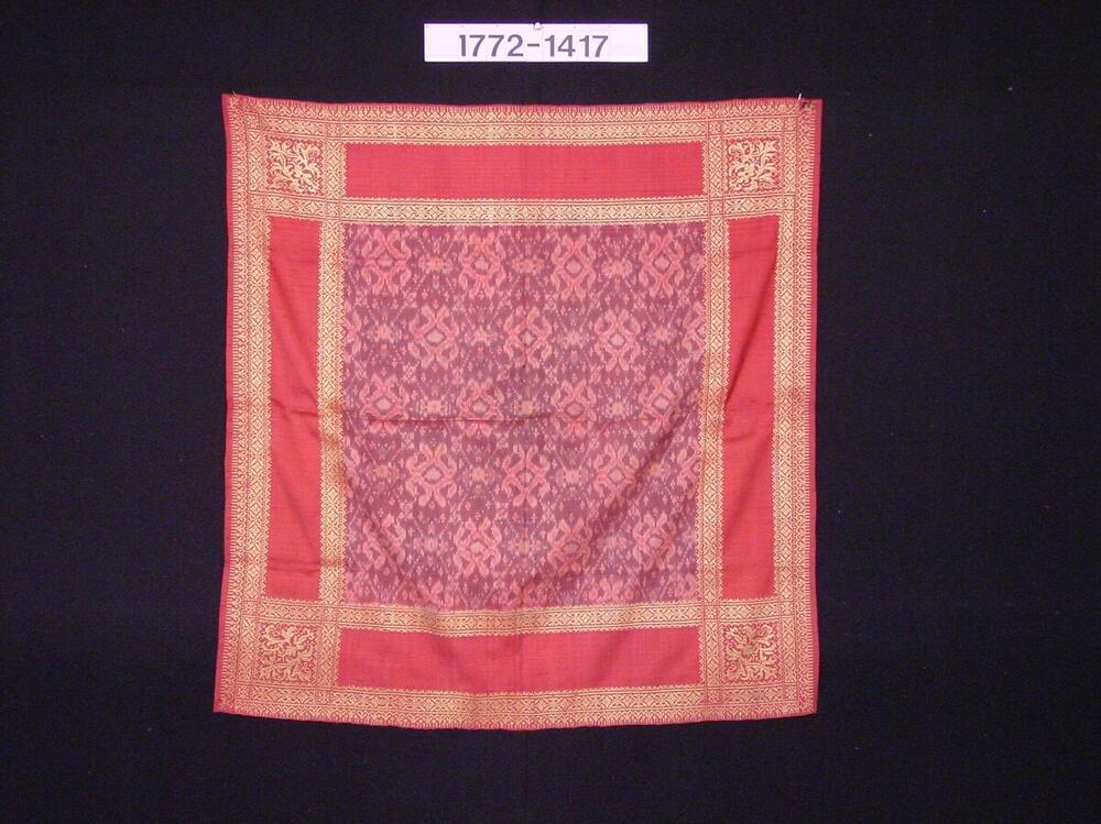 Zijden hoofddoek met ornament in inslagikat en ingeweven gouddraad