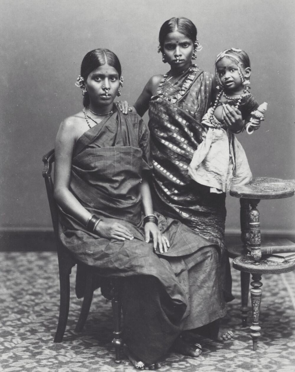 Studioportret van twee vrouwen en een kind, Ceylon