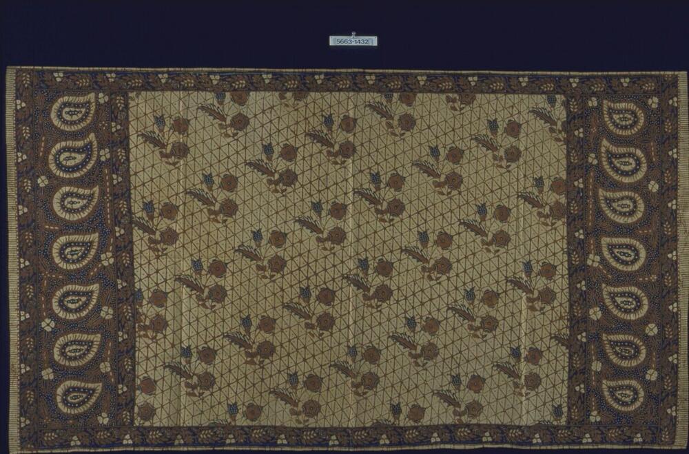 Katoenen schouderdoek, wellicht tafelkleed, met florale motieven en stroken met kashmir-achtige…