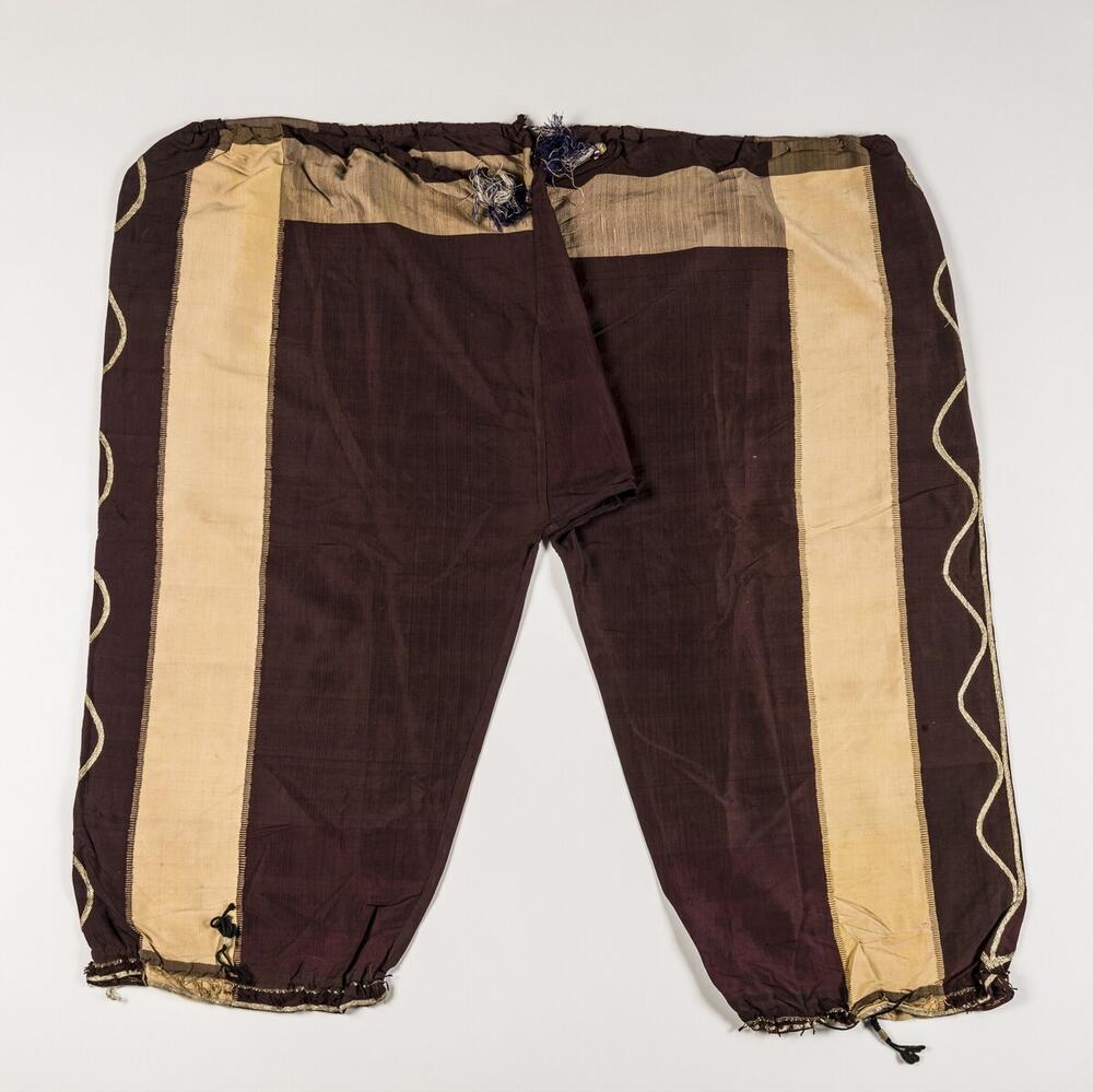 Zijden broek met zilverdraad versierd