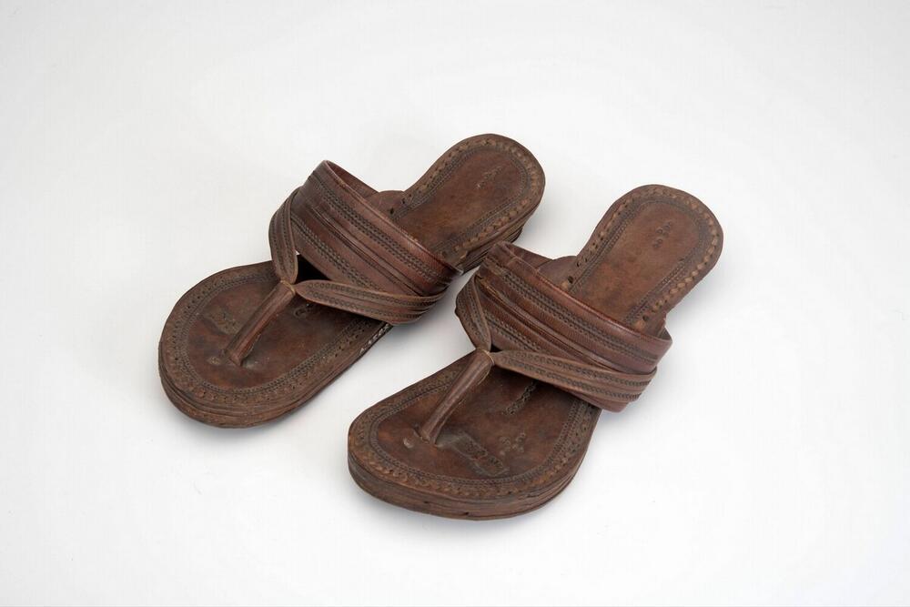 Een paar leren slippers