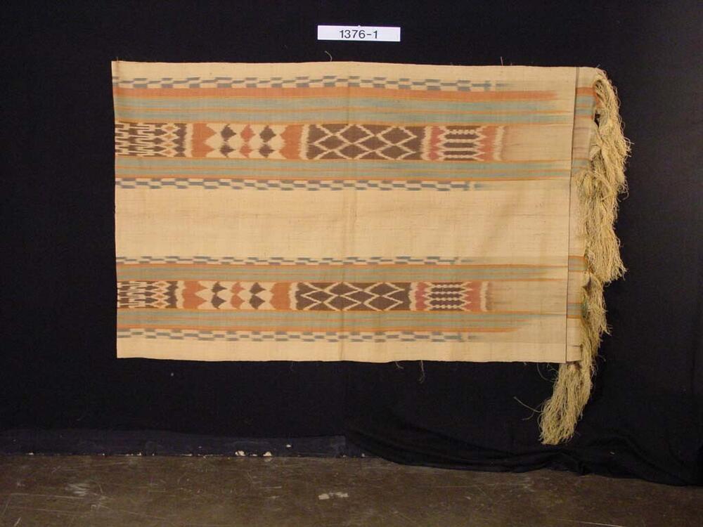 Raffia doek geweven in ikat-techniek