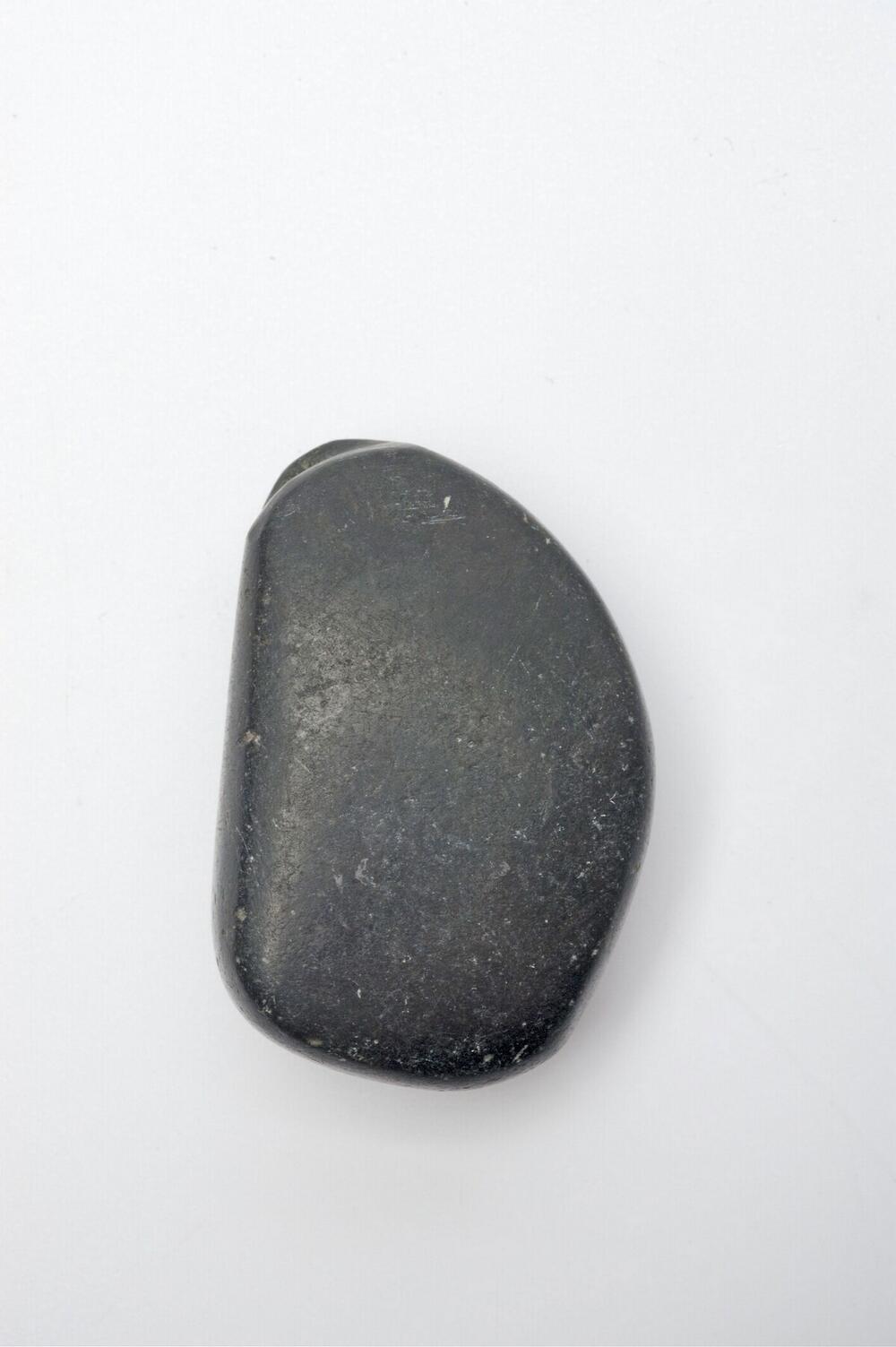 Stenen hanger, gebruikt als amulet