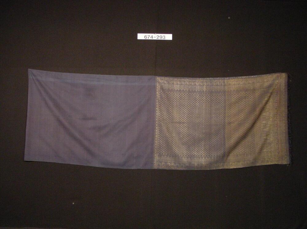 Zijden schouderdoek met ornament van zilverdraad