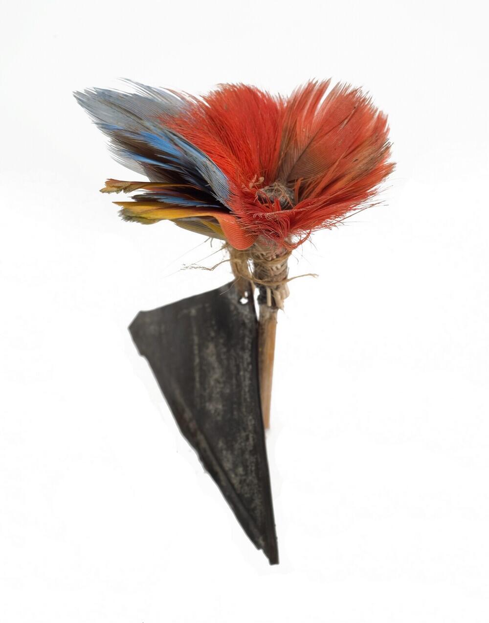 Oorsieraden van blik en veren